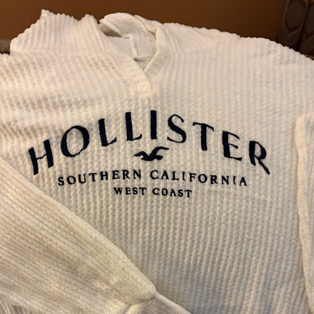 Hollister Woman’s V-Neck Sweater in White